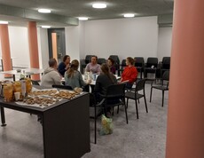 Bewohner*innen Treffen im Gemeinschaftsraum mit Buffet